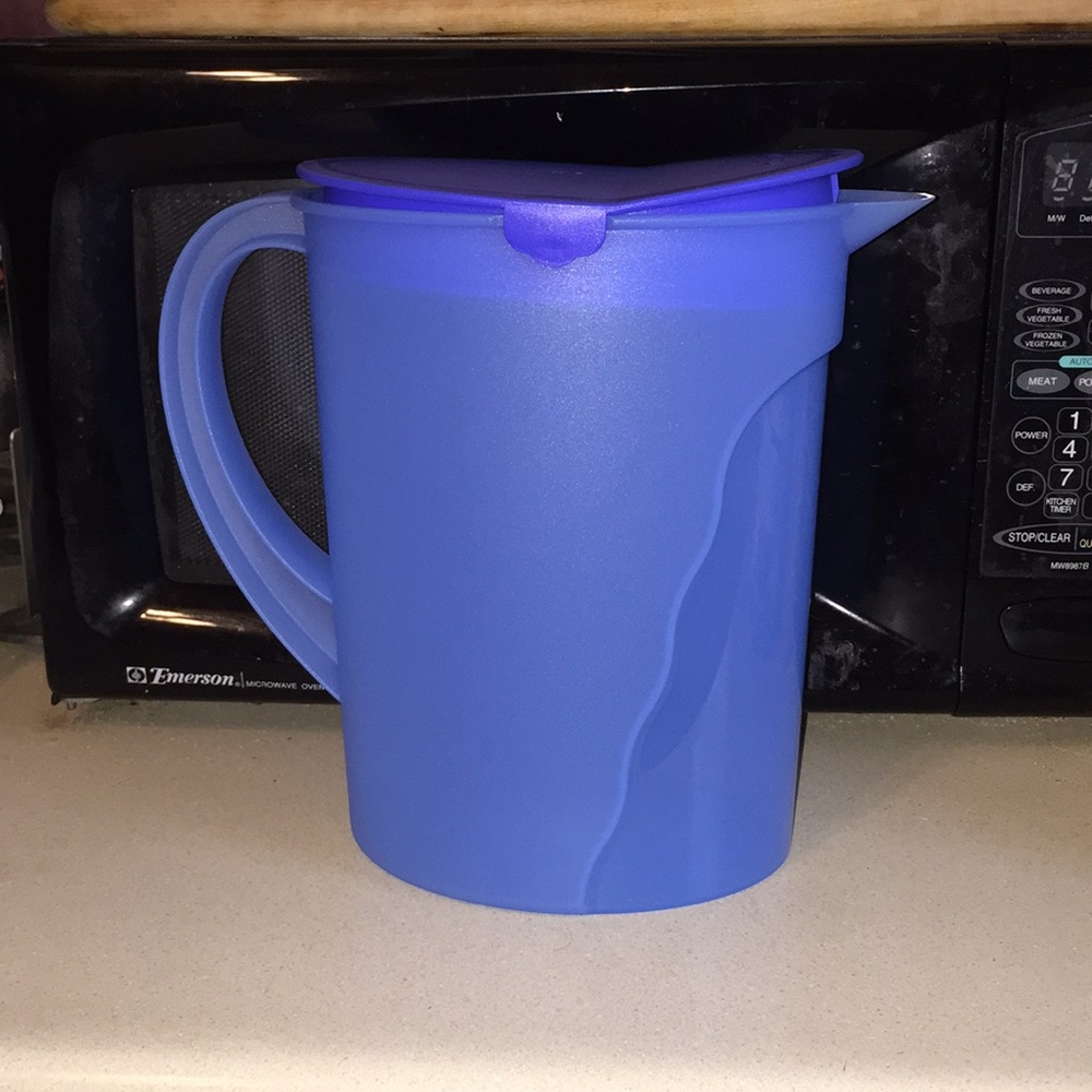 Tupperware 1 gal pitcher